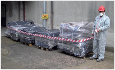 Zdjęcie 10 Usunięte płyty eternitowe odpowiednio zabezpieczone folią polietylenową 2) Impregnowanie wyrobów z azbestem Pomalowanie wyrobów odnosić się może wyłącznie do wyrobów będących w dobrym
