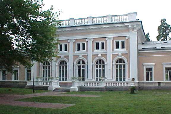 We wnętrzu dominującym pomieszczeniem była otwierająca się na taras sala tzw.