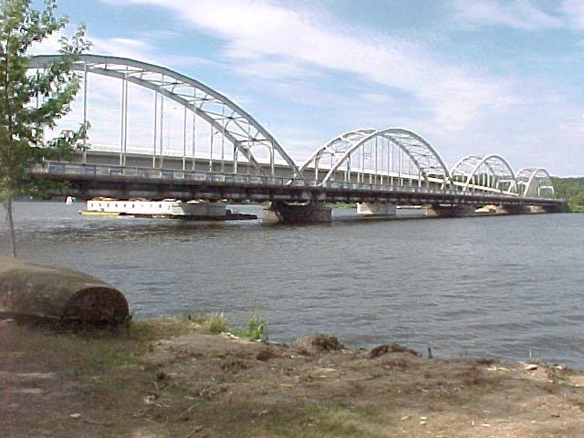 Zdj. 17. Most z 1897 r. po wysadzeniu w 1915 r.