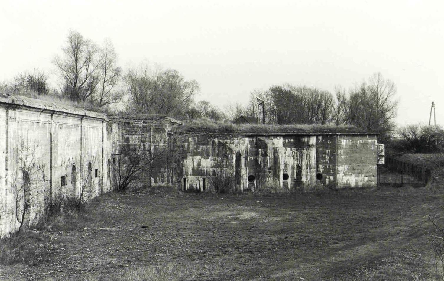 Fort posiadał kleszczowo załamaną szyję, w której wybudowano koszary (część wschodnia koszar nie została dokończona). Koszary były bronione przez kaponierę szyjową z zaokrąglonymi uskokami.