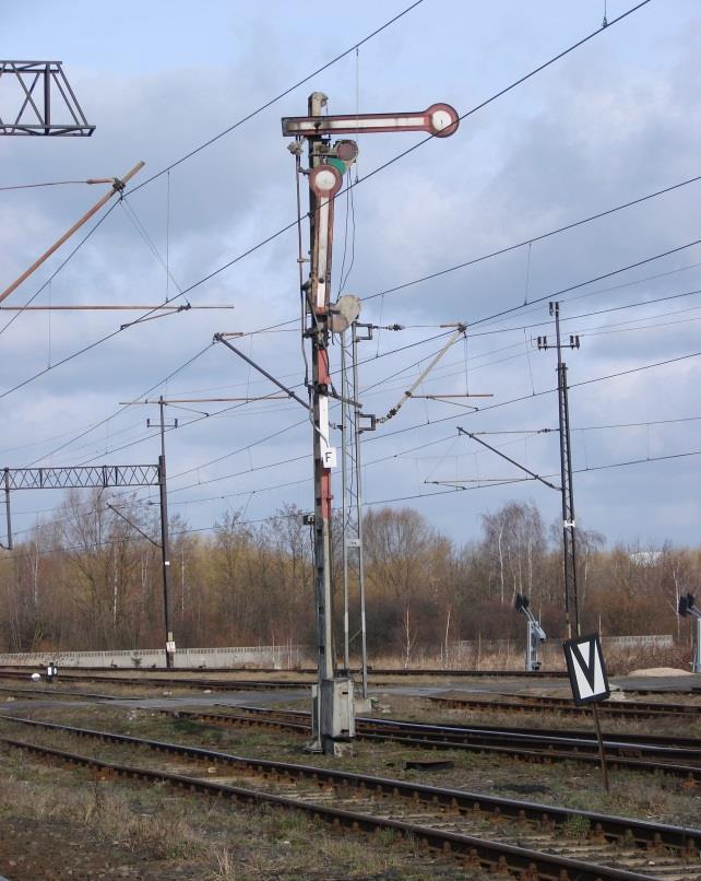 2. Urządzenia mechaniczne scentralizowane (pędniowe) Do zamknięcia zwrotnic stosowane są rygle mechaniczne nastawiane dźwigniami ryglowymi.