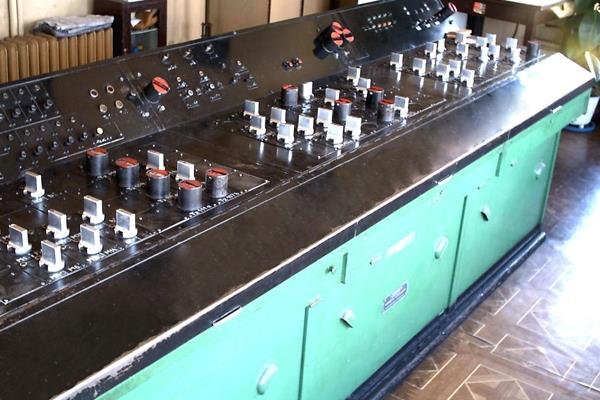 3. Urządzenia elektromechaniczne Charakterystyka działania Podzespoły nastawcze są scentralizowane w nastawniach.