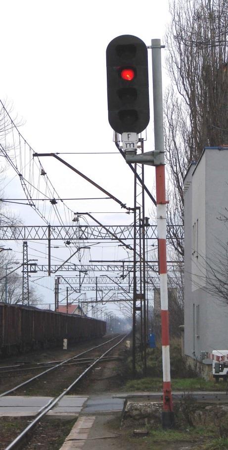 Podstawowymi elementami są: - zespoły przekaźników, - pulpit nastawczy, - plan świetlny, - elektryczne napędy urządzeń