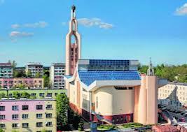 Sanktuarium w Jaworznie Instalacja PV o mocy 71,76kWp zainstalowana na dachu obiektu Sanktuarium jest w obecnej chwili jedną z większych instalacji tego typu w Polsce, podłączoną do sieci