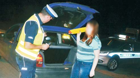 Ciep³y wieczór, na mieœcie sporo m³odzie- y, która nie zamierza spaæ - na drogach i wokó³ lokali robi siê coraz t³oczniej. Podopiecznych osobiœcie instruuje nadkom.