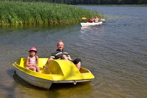 Pensjonat znajduje się w kompleksie Gostynińsko-Włocławskiego Parku Krajobrazowego, nad malowniczym jeziorem Lucieńskim, otoczony lasami i łąkami.