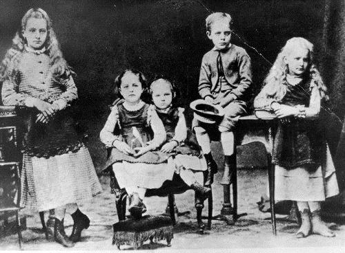 DZIECIŃSTWO Ostatnie, piąte dziecko w rodzinie inteligencji drobnoszlacheckiej: matka Bronisława z Boguskich (przełożona pensji dla dziewcząt; zmarła, kiedy Maria miała 9 lat), ojciec Władysław