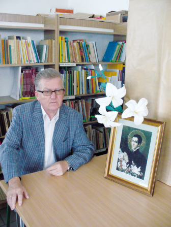 Zasłużony dla oświaty Wywiad z Zygmuntem Smolińskim Zygmunt Smoliński w szkolnej bibliotece Uważam, że szkoła to
