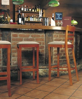 wykonane z litego drewna Miękkie, tapicerowane siedzisko. Wygodne,drewniane podłokietniki (wersja 2B).