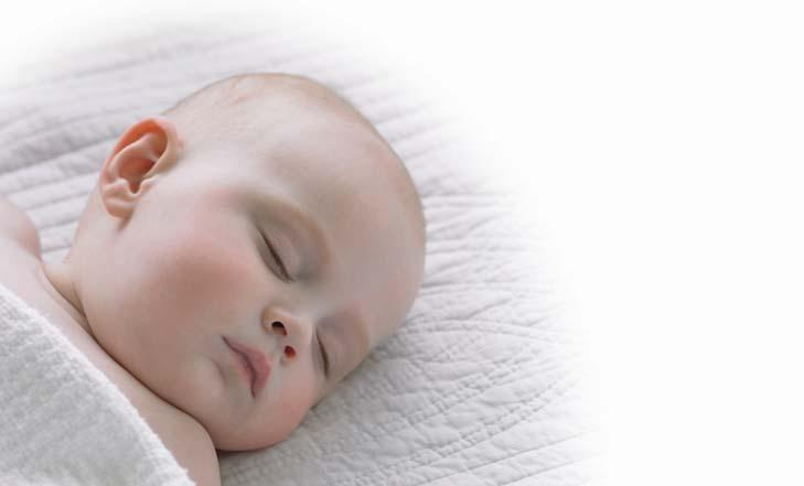 Do snu, ułóŝ dziecko na PLECACH Od urodzenia układaj dziecko do snu na plecach. Jest to najwaŝniejsza rzecz, jaką moŝesz zrobić, by zmniejszyć ryzyko śmierci łóŝeczkowej.
