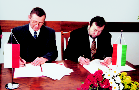 W dniu 13 lutego 2002 r. w Warszawie Prezesi Miros³aw Seku³a i Árpád Kovács (na zdjêciu) podpisali porozumienie o wspó³pracy miêdzy Najwy sz¹ Izb¹ Kontroli a Pañstwow¹ Izb¹ Obrachunkow¹ Wêgier.
