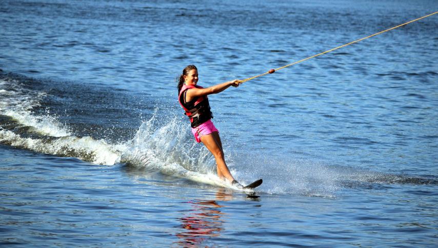 WakePark Szczecinek Wyciąg do Nart Wodnych i Wakeboardu Jeden z najdłuższych tego typu obiektów w Europie Kompleks wyciągu składa się z: wyciągu, wakeparku, strzeżonej plaży, punktu gastronomicznego,