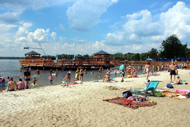 WakePark Szczecinek Plaże miejskie W Szczecinku dostępne są trzy strzeżone plaże miejskie: przy WakeParku, przy ul. Kilińskiego oraz na Mysiej Wyspie.
