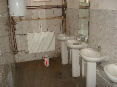 Budynek produkcyjny główny połoŝony na nieruchomości KW nr OL1O/00067025/1 (działka nr 10/2) Budynek parterowy, niepodpiwniczony w części biurowo socjalnej trzykondygnacyjny z dachem dwuspadowym z