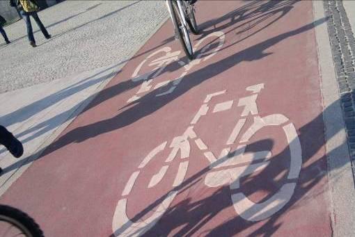 Zastosowanie Najbardziej upowszechnionymi anamorfozami są anamorfozy płaszczyznowe zwane też perspektywicznymi. Do tej właśnie grupy, bowiem możemy zaliczyć całą grupę poziomych znaków drogowych.