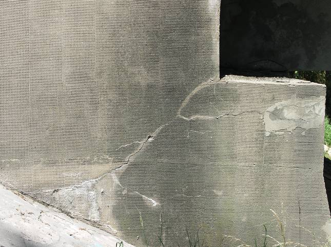 Widoczne rysy, ubytki betonu i zacieki a takŝe osunięcie stoŝka nasypu i roślinność na obrukowaniu