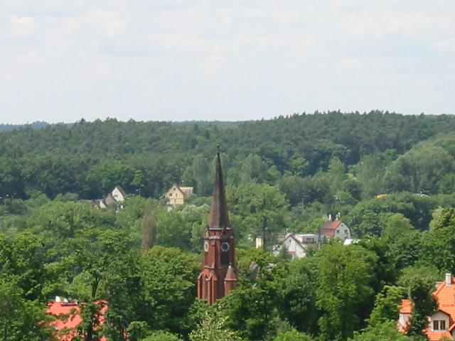 Energię słoneczna można więc efektywnie pozyskiwać niemal przez cały rok, a willowa architektura gminy sprzyja powstawaniu niewielkich instalacji solarnych do produkcji ciepłej wody użytkowej.