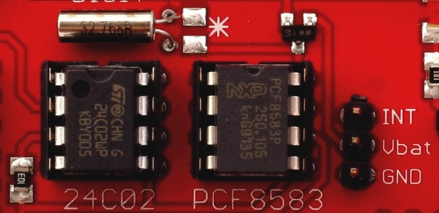 Zegar RTC, pamięć EEPROM Płytka została wyposażona w dwa układy pracujące na wspólnej magistrali I2C, jest to zewnętrzna pamięć EEPROM o pojemności 2kBity o adresie 173 (0xAD) dla odczytu i 172