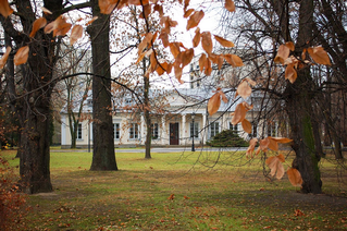 INWENTARYZACJA ZIELENI WRAZ Z PROJEKTEM WYKONAWCZYM GOSPODARKI DRZEWOSTANEM I NASADZEŃ KOMPENSACYJNYCH NA TERENIE PARKU PRZY UL. KSAWERÓW 3 W WARSZAWIE Fot.. Dwór od frontu w okresie letnim. Fot.. Dwór od strony północnej.