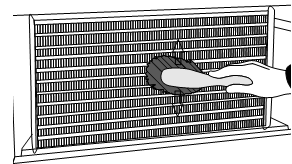Aby wyczyścić skraplacz należy wykręcić blachowkręty mocujące i ściągnąć wiatrownicę. Lamele skraplacza czyścić za pomocą miękkiej szczotki lub pędzla.