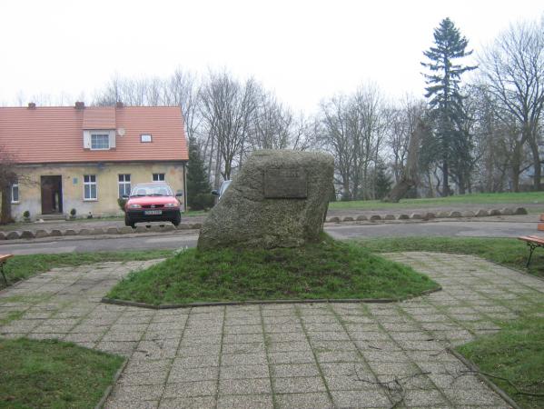 1700 (Wicewo k/białogardu) 10.12.1748 (Koszalin) 1722-1747 - dziekan kamińskiej kapituły katedralnej. 11.10.1745 pierwszy na świecie dokonał w Kamieniu Pomorskim próby z kondensatorem elektrycznym przy pomocy tzw.