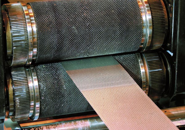 TECHNOLOGIA jest technologią ryflowania, która modyfikuje charakterystykę powierzchniową taśmy stalowej, efektywnie umacniając zgniotowo stal.