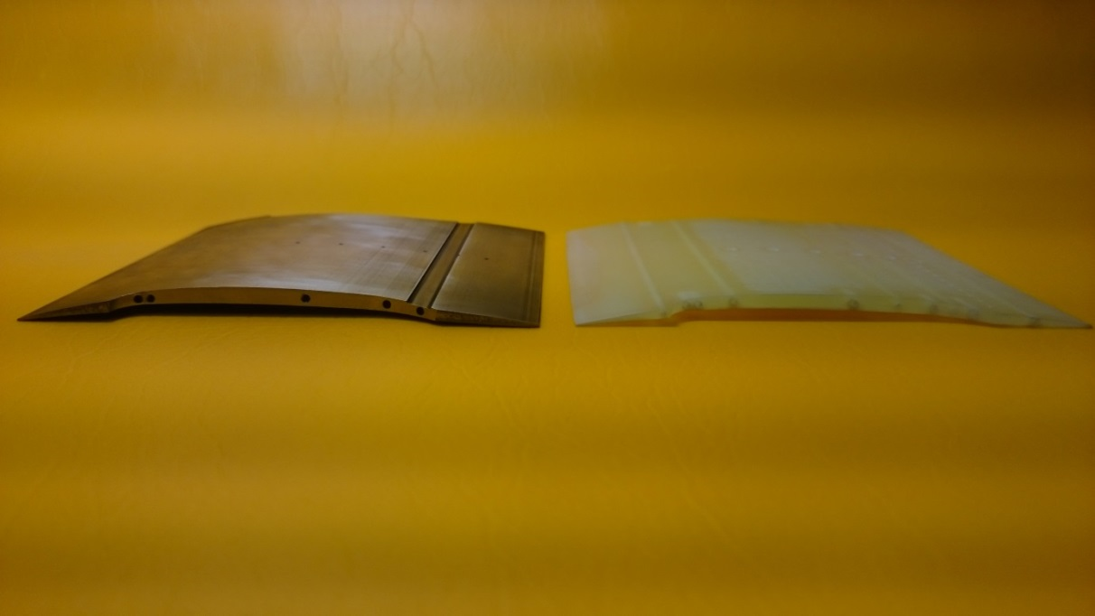MECHANIK 7/2015 Rys. 6. Łopatka wykonana z wykorzystaniem technik szybkiego prototypowania (po prawej) wraz z łopatką bazową (po lewej).