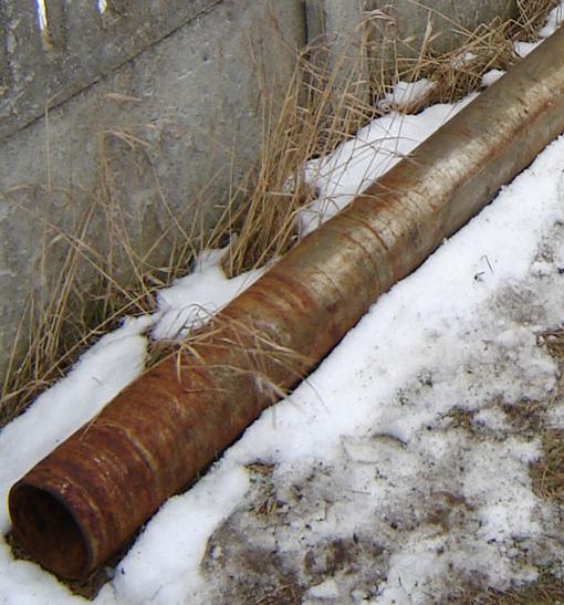 Rys. 7. Stan techniczny rur okładzinowych w otworze chłonnym Pyrzyce GT-4 Podczas rekonstrukcji otworu Pyrzyce GT-4 wydobyto na powierzchnię fragmenty rur okładzinowych (rys. 8).