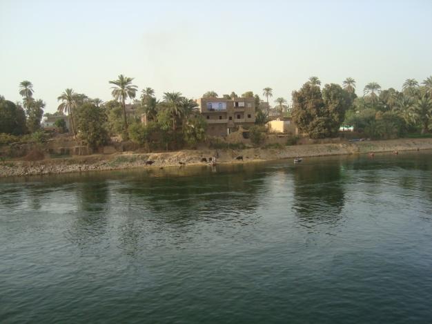 Rejs po Nilu Nad brzegiem Nilu tętni życiem Wysokie palmy stoją jak wryte Zielona trawa gdzie oko sięga Pasą się krowy i inne zwierzęta Udeczki małe na nich rybacy Krzątają się ludzie