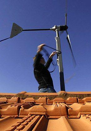 Instalacja turbiny: brak wymogu pozwolenia na budowę Turbina mocowana na dachu wymóg zgłoszenia właściwemu organowi,