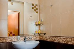 Cena zawiera: przelot Warszawa Symferopol Warszawa samolotem czarterowym transfery lotnisko hotel lotnisko, zakwaterowanie 7/14 noclegów, wyżywienie wg opisu, taksę klimatyczną, opiekę polsko
