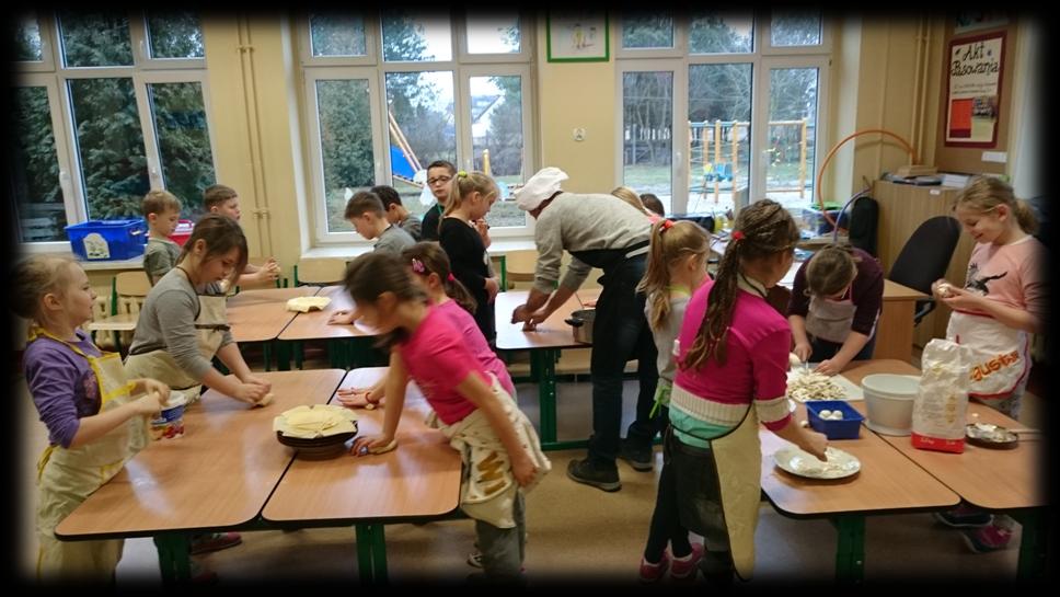 Kuchcikowanie gotowanie naszą pasją W wyznaczone dni sala świetlic szkolnej zamienia się kuchnię i stanowi miejsce pracy małych kucharzy.