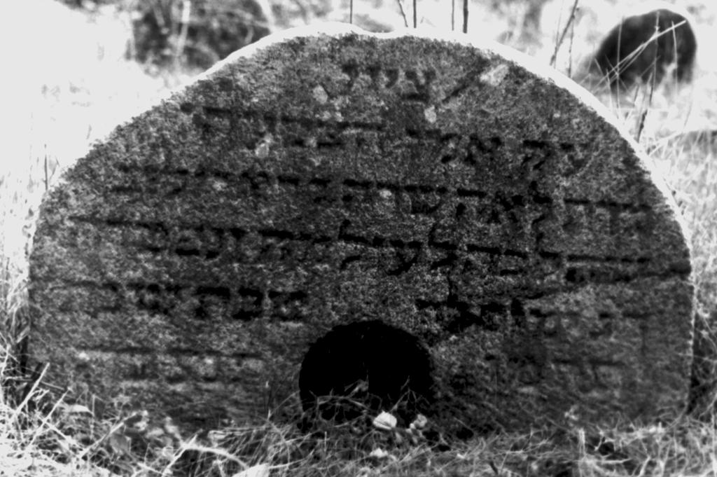 Oprócz stel wykonanych przez wykwalifikowanych rzemieślników, istnieją też stele o nieregularnych formach i nieporadnym opracowaniu oraz substytuty