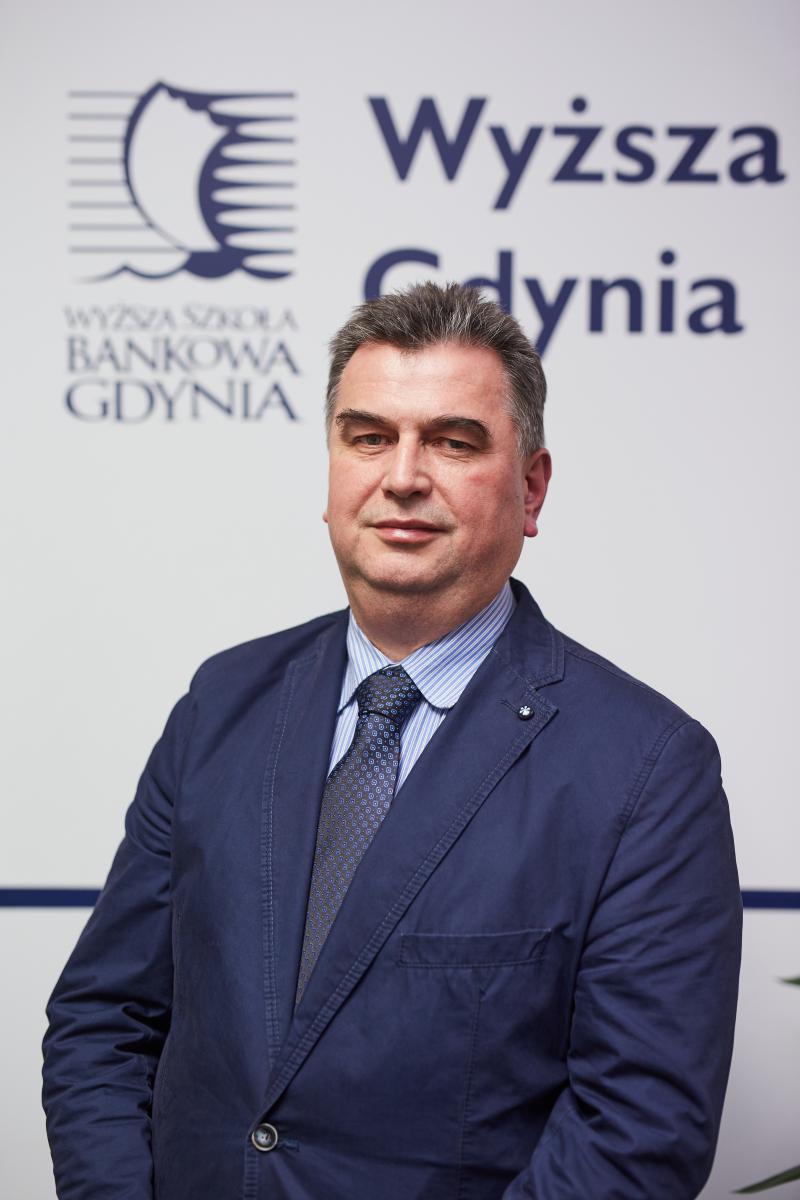 w latach 1965-1975 był funkcjonariuszem Komendy Stołecznej MO (Wydział d/w z przestępstwami gospodarczymi) a następnie studiował w Akademii Spraw Wewnętrznych, którą ukończył w 1978 r.