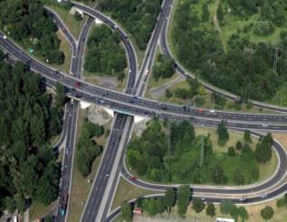 ROZWINIĘTA SIEĆ DROGOWA Metropolia Silesia ma najsilniej rozwiniętą sieć drogową w Polsce - włączając w to drogi ekspresowe i autostrady Autostrada A4: granica