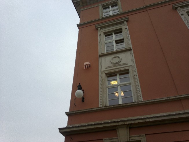 tego celu należy taśmy samowulkanizującej (np. ANDREW Wheathproofing Kit lub równoważnej).