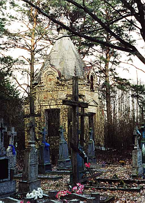 Fot.11 Zespół cmentarza prawosławnego w Pawlinowie: kaplica grobowa Szulców murowana z 1904r.
