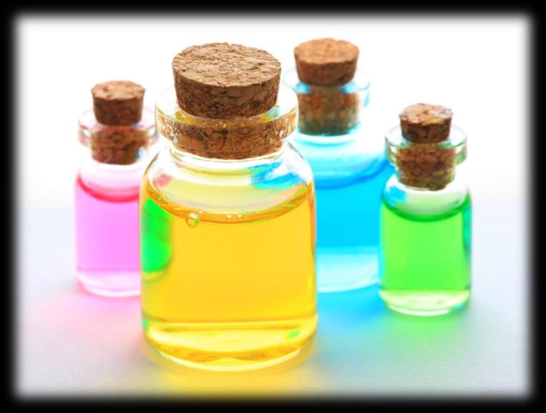 Pozyskiwane są fizycznymi metodami z surowców naturalnych. Substancje aromatyczne identyczne z naturalnymi powstają w wyniku procesów chemicznych.