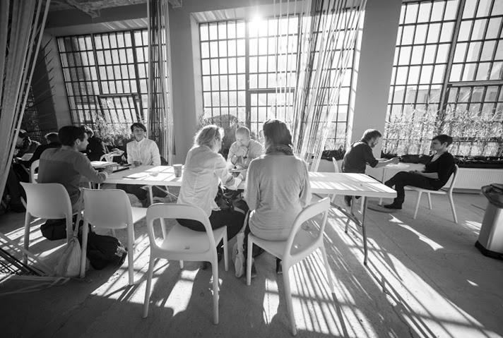 towarzyszących. Dzięki prowadzonemu od początku dialogowi z odbiorcami, festiwalowy program wzbogacał się o nowe elementy, aż osiągnął obecny kształt, na który poza wystawami składają się m.in.