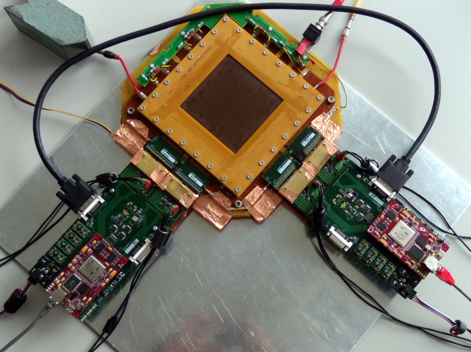 57 Moduł odczytowy DAQ Kabel DVI-I Detektor GEM Moduły DAQ slave i master Rysunek 5.19: Detektor GEM z systemem odczytowym złożonym z dwóch modułów DAQ połączonych kablem DVI-I [67].