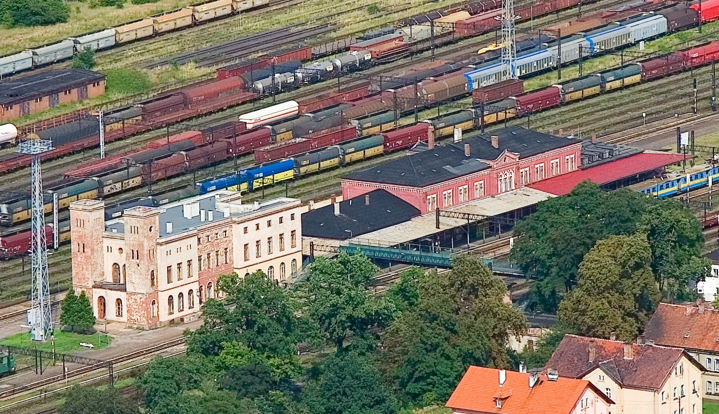 Jest to również dworzec międzynarodowy, ponieważ kolejowe odprawy wykonują wspólnie służby polskie i niemieckie Cały węgliniecki węzeł kolejowy zajmuje około 82 hektary powierzchni, ma 3,5 km