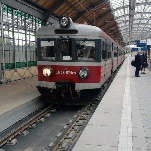 Podstawowe typy nawierzchni bezpodsypkowych Nawierzchnia typu Edilon system blokowych podpór szynowych w otulinie: EBS (Embedded Block System) Na podbudowie betonowej układane są pojedyncze betonowe