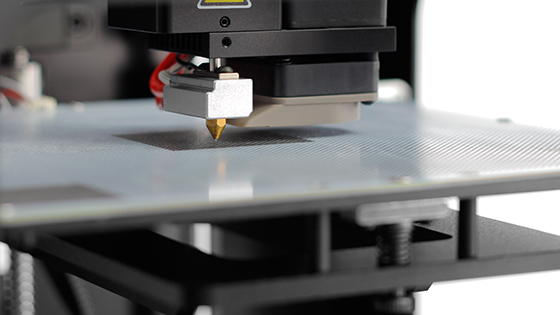 Informacje o produkcie Ekstruder: latforma robocza: dpowiednio dobrane punkty chłodzenia i grzania ekstrudera sprawiają, że wtłaczanie rozgrzanego filamentu z rodziny Z-Filament Series nie powoduje