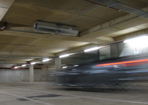 Działanie systemu JetThrust System bezprzewodowej wentylacji i oddymiania oparty jest na pracy zespołów wentylatorów strumieniowych usytuowanych pod stropem garażu.