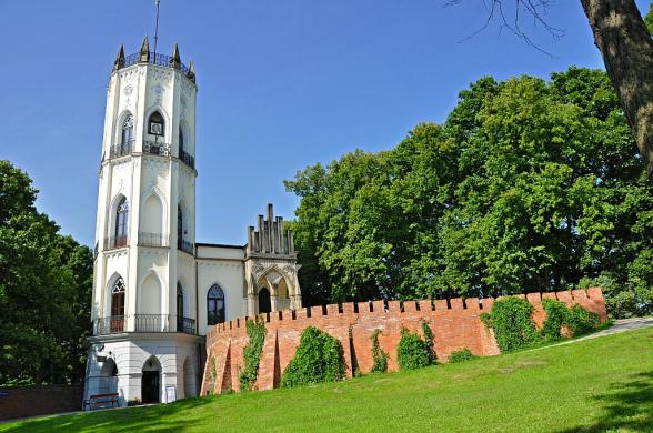 Kozłówka Nieborów Pszczyna Kórnik koło Poznania Opinogóra Skanseny np.