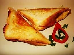 CIEPŁE PRZEKĄSKI Sandwiche (dla 3 osób) 10 kromek chleba tostowego z ziarnami 5 plasterków żółtego sera 5 plasterków szynki (najlepiej tostowej) pieczarki posiekany szczypiorek sól i pieprz do smaku