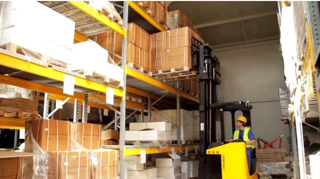 BOROWIAK Jacek 1 JĘDRA Ireneusz 2 Technologie transportowe stosowane w centrach logistycznych WSTĘP Transport związany jest praktycznie z każdą dziedziną działalności gospodarczej prowadzonej przez
