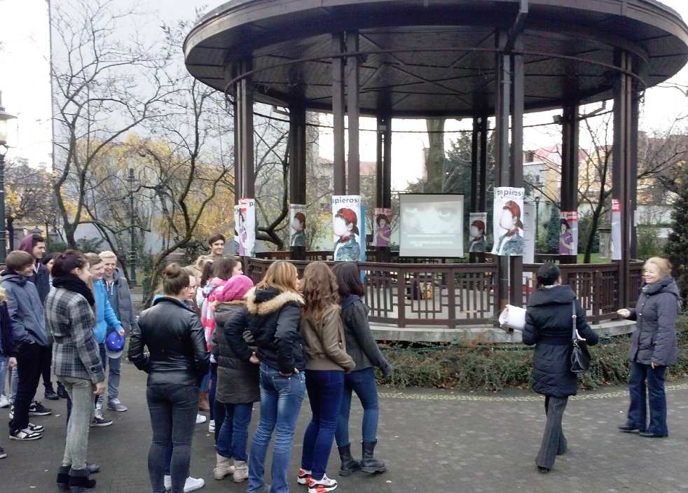 DuŜą atrakcją dla parkowiczów była przedstawiona przez młodzieŝ scenka pt. Sąd nad papierosem oraz emisja spotów m.in. Nie pal i nie pozwól aby, ktoś inny palił przy Tobie i Twoich bliskich.
