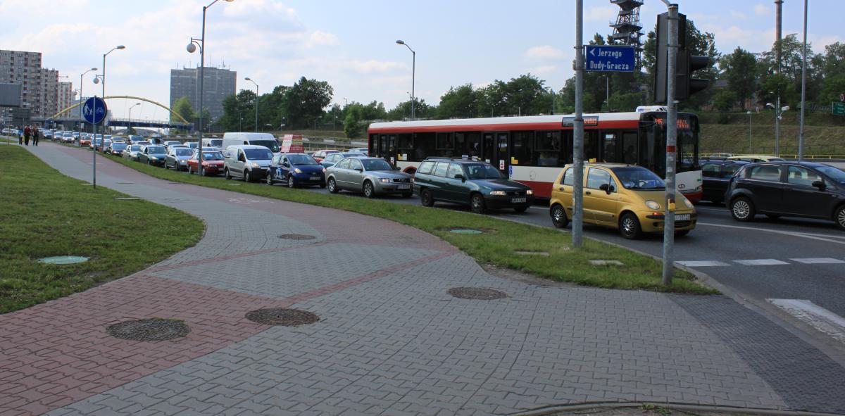 przeplatania pojazdów (rysunek 2). Tworzą się wówczas kolejki pojazdów sięgające kolejnych skrzyżowań oraz znajdującego się 600 m wcześniej tunelu pod rondem (tunel jest wtedy zamykany). Rys. 1.