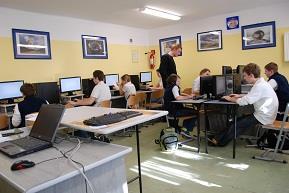 DWIE PRACOWNIE KOMPUTEROWE Z DOSTĘPEM DO INTERNETU Samodzielne stanowiska pracy dla każdego ucznia Możliwość